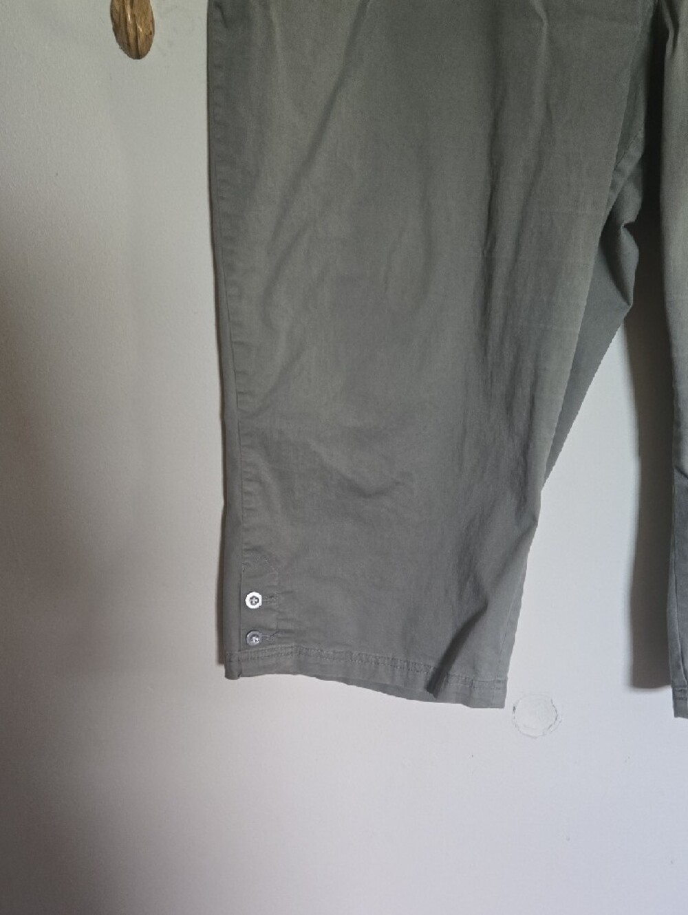 PA19 Karen Scott Button Cuff Olive Green Capris Sz 24W Zip Fly Pockets Stretch - Picture 4 of 10